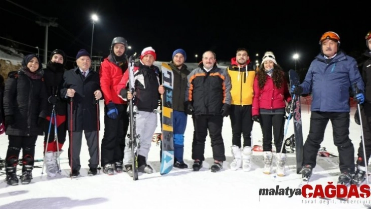 Bakan Varank Ergan Dağı'nda gece kayağı yaptı