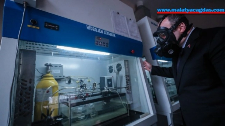 Bakan Varank maske fabrikasını ziyaret etti: