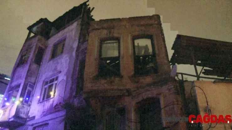 Balat'ta metruk binanın çatısında kısmi çökmeler yaşandı