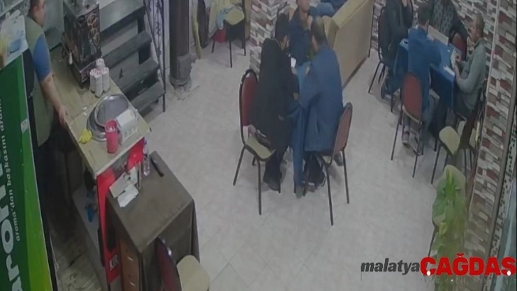 Balıkesir'de deprem anında yaşanan panik kamerada