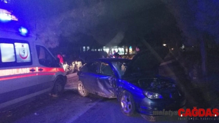 Balıkesir'de otomobil direğe çarptı: 2 yaralı