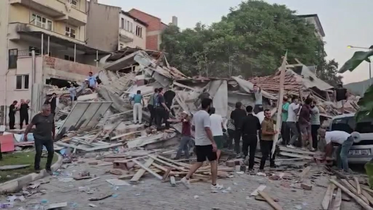 Balıkesir Sındırgı'da 6,1 Büyüklüğünde Deprem