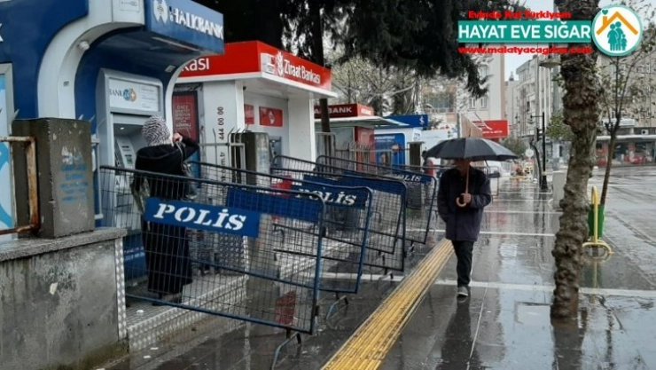 Banka ve ATM önlerine polis bariyeri