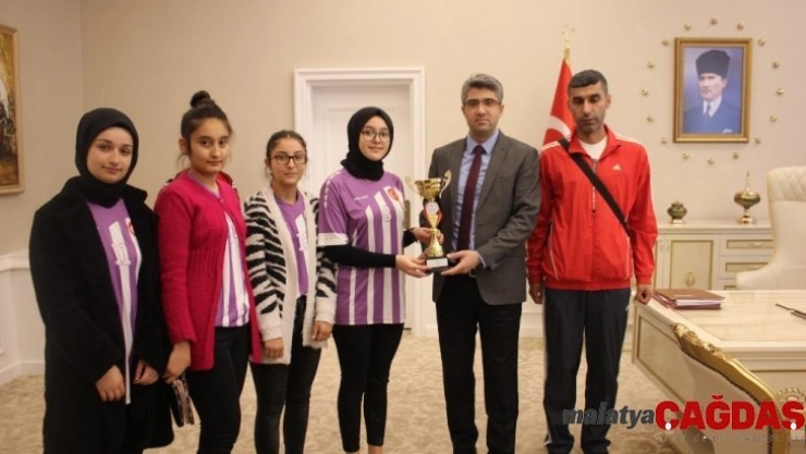 Başarılı öğrenciler ödüllendirildi