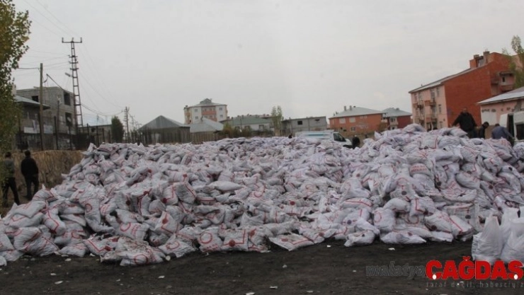 Başkale'de 4 bin 750 aileye kömür yardımı
