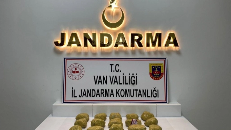 Başkale'de menfeze gizlenmiş 9 kilo 317 gram toz esrar ele geçirildi
