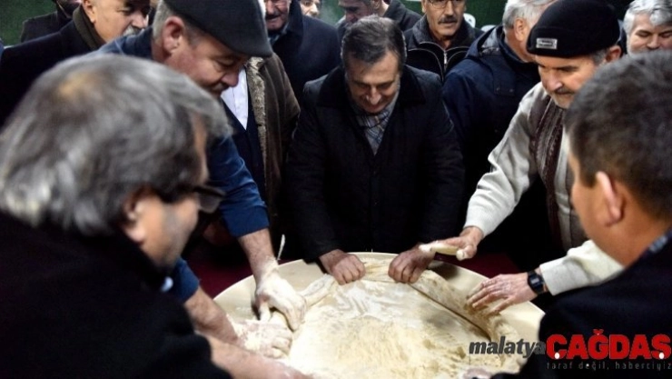 Başkan Ataç çekme helva yaptı