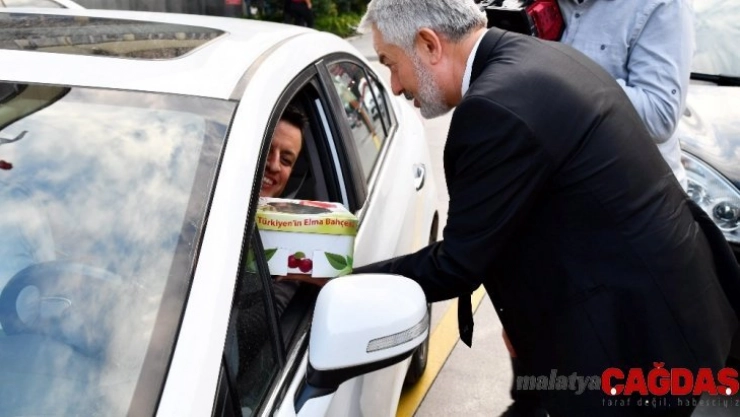 Başkan Başdeğirmen sokakta Gelendost elmasını tanıttı