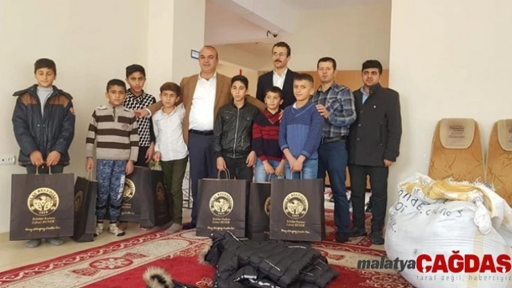 Başkan Benek'ten öğrencilere kışlık bot ve mont yardımı