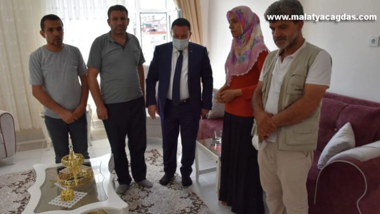 Başkan Beyoğlu evladını terör örgütünden kurtaran fedakar anne ile görüştü