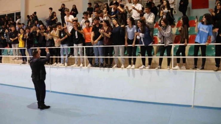 Başkan Beyoğlu liselilerin voleybol maçı heyecanına ortak oldu