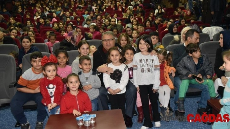 Başkan Çerçi miniklerle birlikte tiyatro izledi