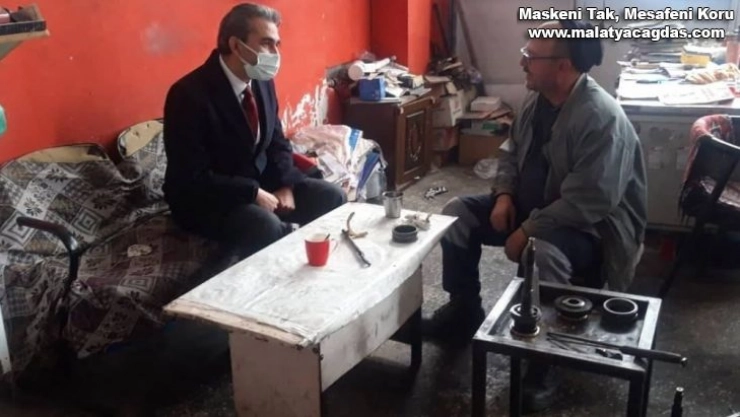 Başkan Emre, rüzgarda işyerleri hasar gören esnafla bir araya geldi