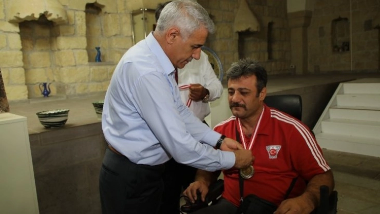 Başkan Güder den şampiyon sporcuya kutlama