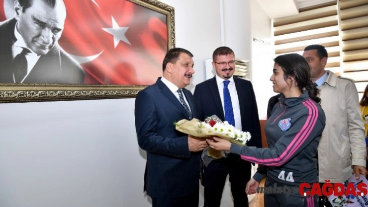 Başkan Gürkan'dan bayan futbol takımına destek