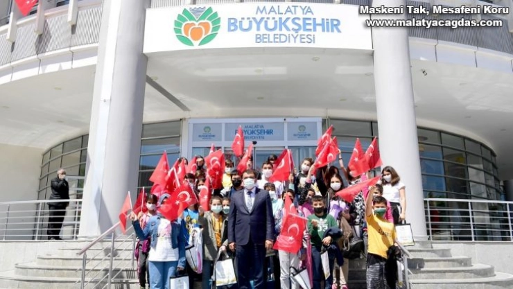 Başkan Gürkan'dan öğrencilere hediye