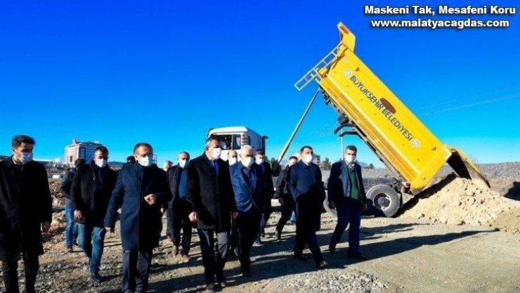 Başkan Gürkan 30 metrelik yolda incelemelerde bulundu