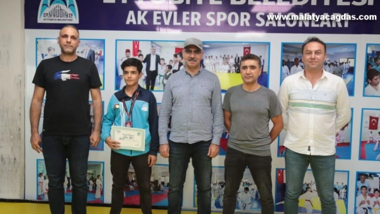 Başkan Kuş şampiyon sporcuyu ödüllendirdi