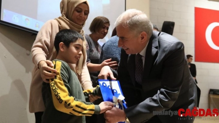 Başkan Osman Zolan, çocukların karne sevincini paylaştı