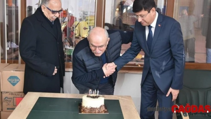 Başkan Özcan'dan Efsane Başkan'a doğum günü sürprizi