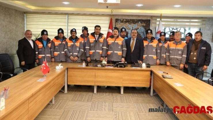 Başkan Palancıoğlu işçi kıyafetlerini önce kendisi giydi kontrol etti, sonra teslim etti