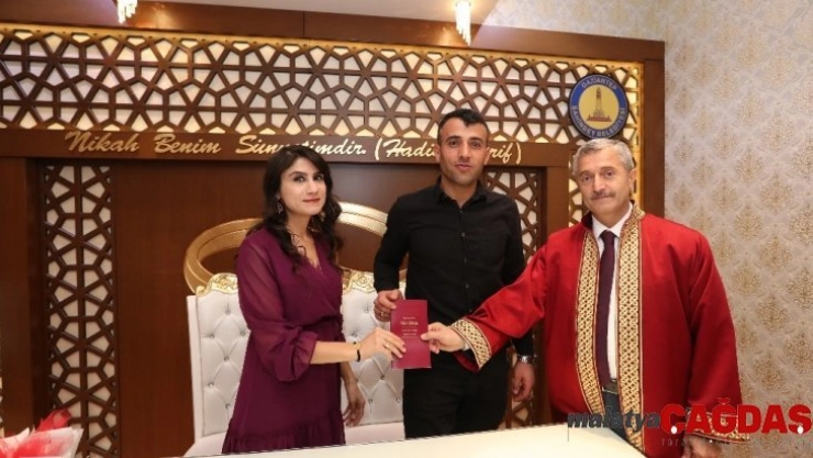 Başkan Tahmazoğlu'ndan yeni çiftlere sürpriz