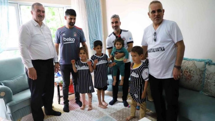 Başkan Turanlı çocuklara forma dağıttı