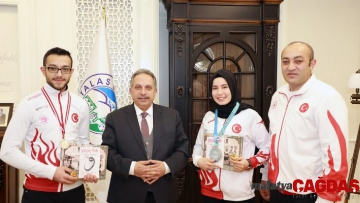 Başkan Yalçın'dan şampiyonlara altın