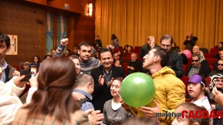 Başkan Yazıcı, görme engelliler için farkındalık oluşturmak amacıyla gözlerine bandaj taktı