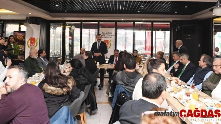 Başkan Yılmaz: 'İşin aslını çalışan gazetecilerden öğrenin'