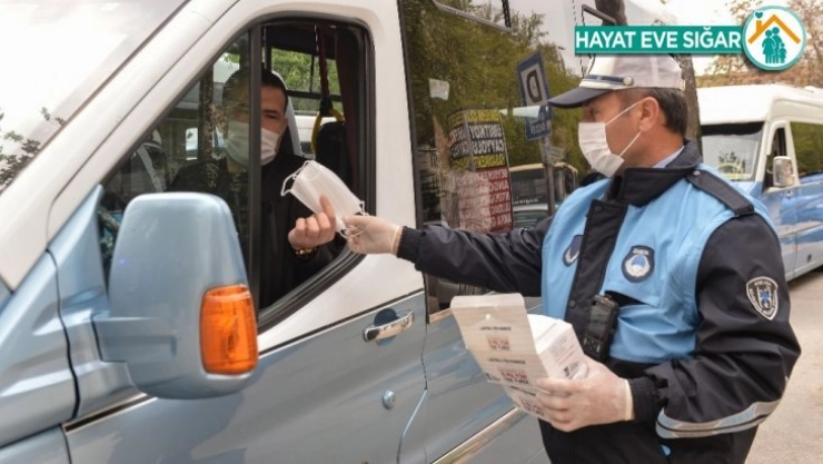 Başkent esnafına maske dağıtımı devam ediyor