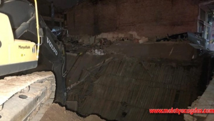 Başkent'te 3 katlı hırdavatçı dükkanı çöktü: 1 köpek enkaz altında kaldı