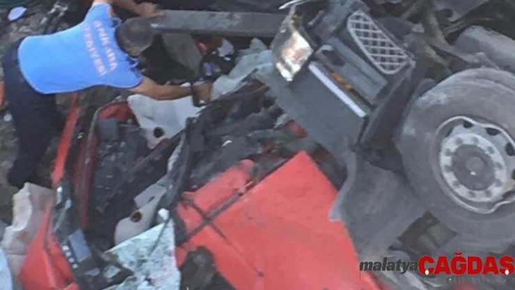 Başkent'te tır köprüden uçtu: 2 yaralı