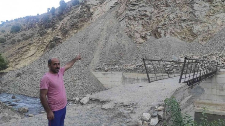 Batman'da heyelan nedeniyle kapanan yolda önlem çalışması başlatıldı