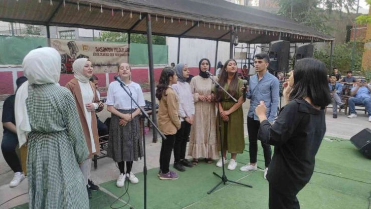 Batman'da lise öğrencilerinden köy okullarına kitap toplamak için çok dilli koro