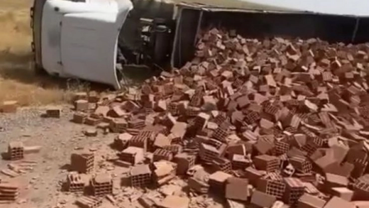 Batman'da tuğla yüklü tır devrildi, sürücü yara almadan kurtuldu