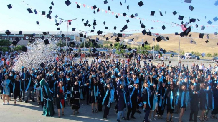 Batman Üniversitesi'nde mezuniyet heyecanı