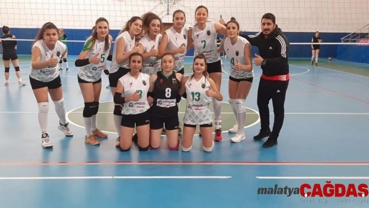 Bayan Voleybol takımı rakip tanımıyor