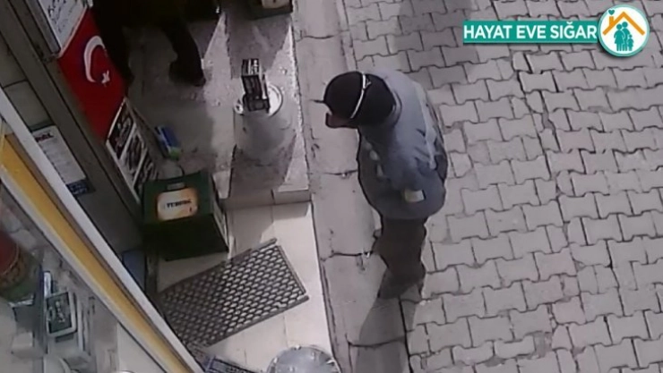 Bayrağı öpmek için herkesin gitmesini bekledi