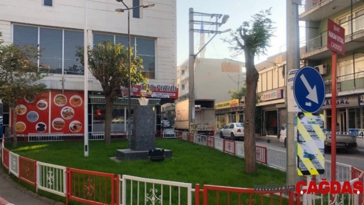 Bayraklı'da parklar yenileniyor, yeşil alanlar düzenleniyor