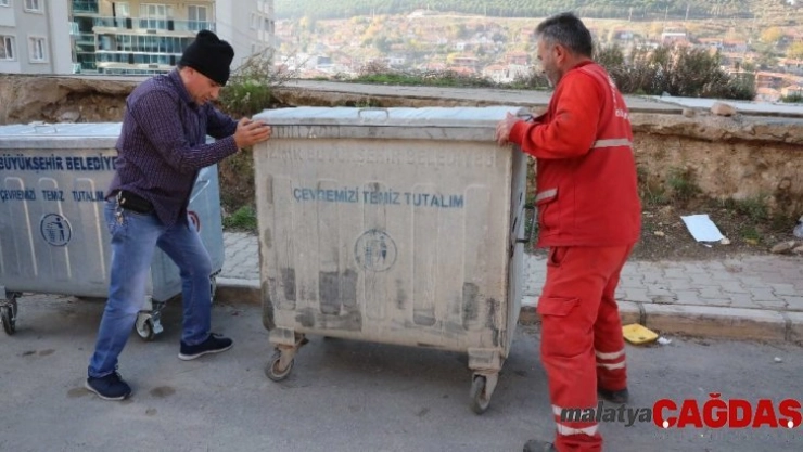 Bayraklı sokaklarına yeni çöp konteynerleri