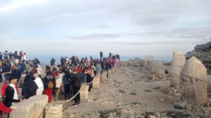 Bayramda Nemrut Dağı'na ziyaretçi akını