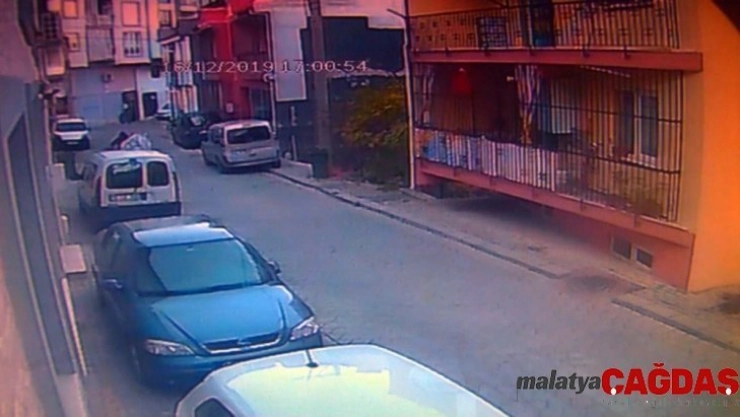 Bebek arabasını, el arabası ile çalıp götürdü