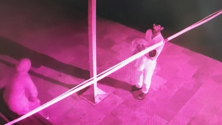 Bebeklerini camiye bırakan çift güvenlik kamerasına yakalandı