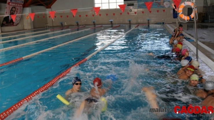 Beden dersleri havuzda yapılıyor, yüzme bilmeyen öğrenci kalmıyor