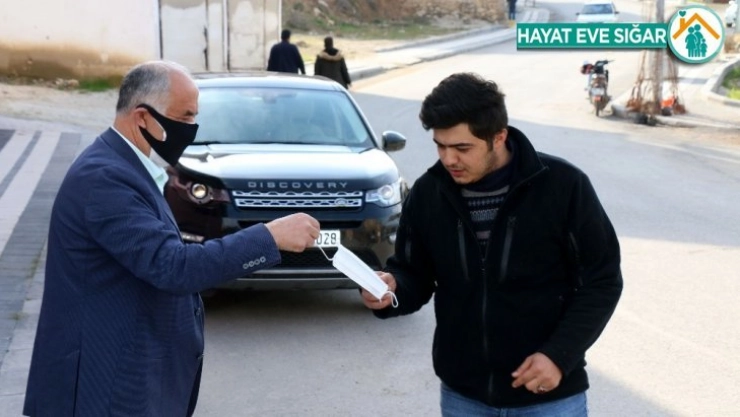 Belediye Başkanı Karadağ vatandaşlara maske dağıttı