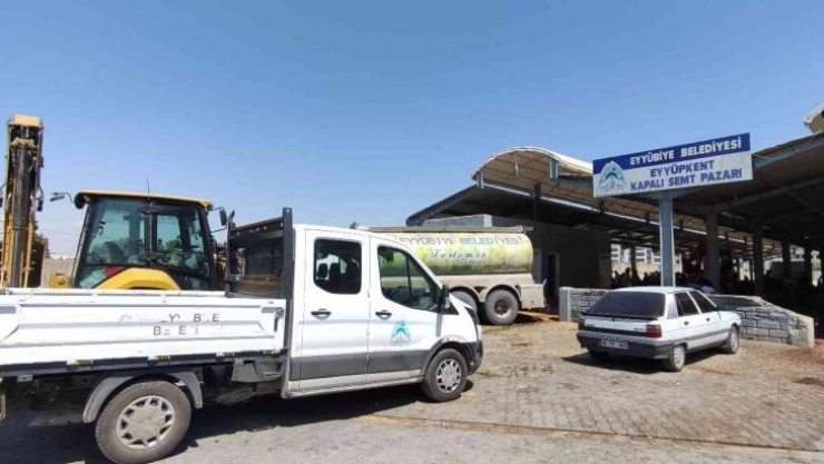 Belediye ekipleri bayramda yoğun mesai yapıyor