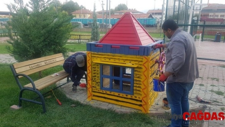 Belediye park ve refüjleri düzenliyor