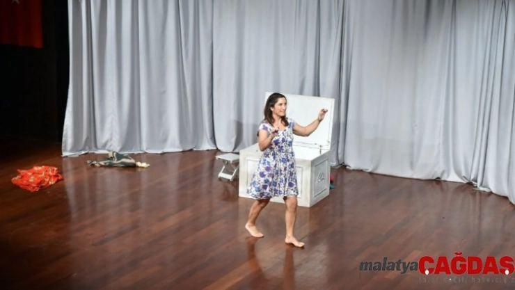 Beşiktaş'ta 'Bir Kadın Uyanıyor' tiyatro oyunu sahnelendi