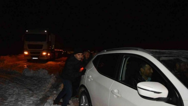 Besni Belediyesi karla mücadeleye devam ediyor